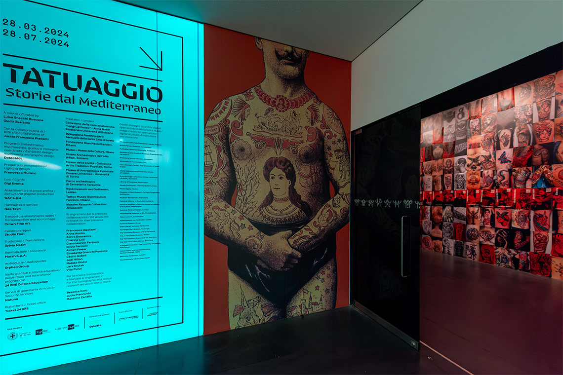 Vista dell'allestimento della mostra sulla storia del tatuaggio al Mudec di Milano