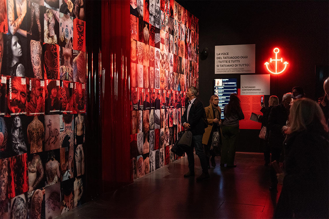 Vista dell'allestimento della mostra sulla storia del tatuaggio al Mudec di Milano