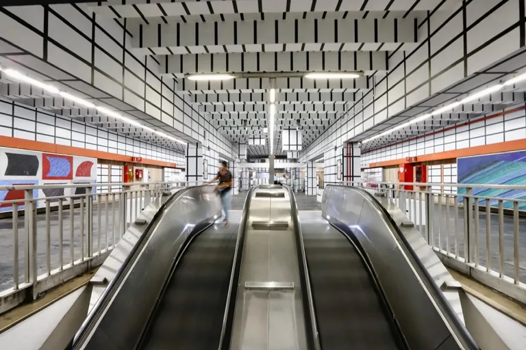 Veduta dell'installazione Prospettiva comune di Esther Stocker presso la Stazione Vittorio Emanuele della Metro A di Roma