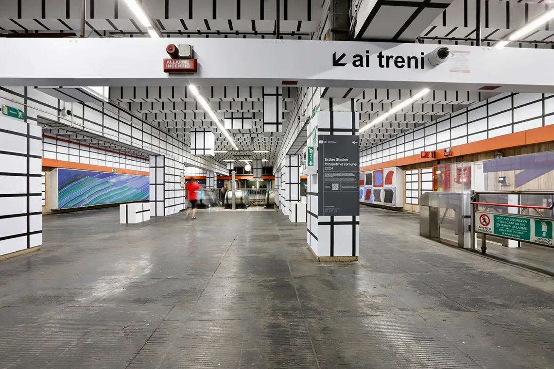 Ceduta dell'installazione Prospettiva comune di Esther Stocker fatta di geometrie in bianco e nero presso la Stazione Vittorio Emanuele della Metro A di Roma