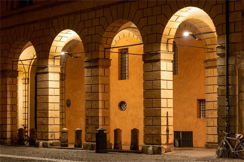 Portici di piazza Santo Stefano a Bologna illuminati con Bird