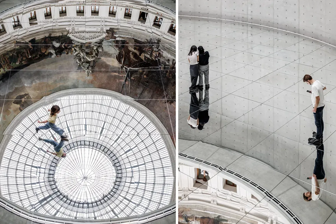 Due vedute dell'installazione To Breathe — Constellation dell'artista coreana Kimsooja all'interno della mostra "Le monde comme il va", con il grande specchio che ricopre il pavimento