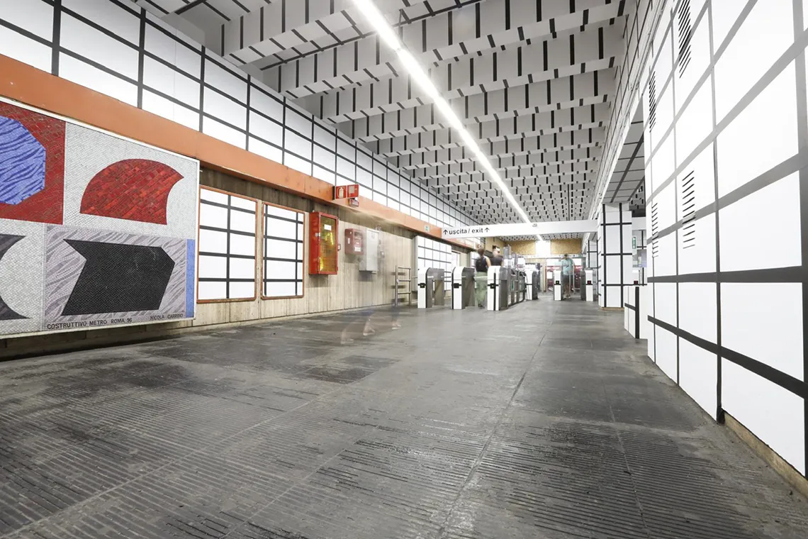 Esther Stocker, veduta dell'installazione Prospettiva comune, Stazione Vittorio Emanuele, Metro A, Roma, 2024. Courtesy MAXXI e ATAC