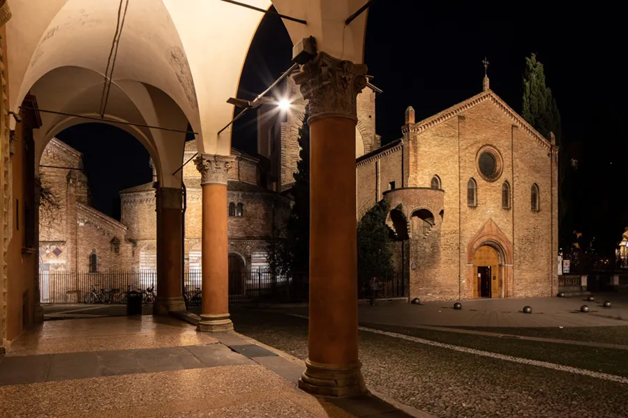 Bird montato su una catena del portico di piazza Santo Stefano a Bologna