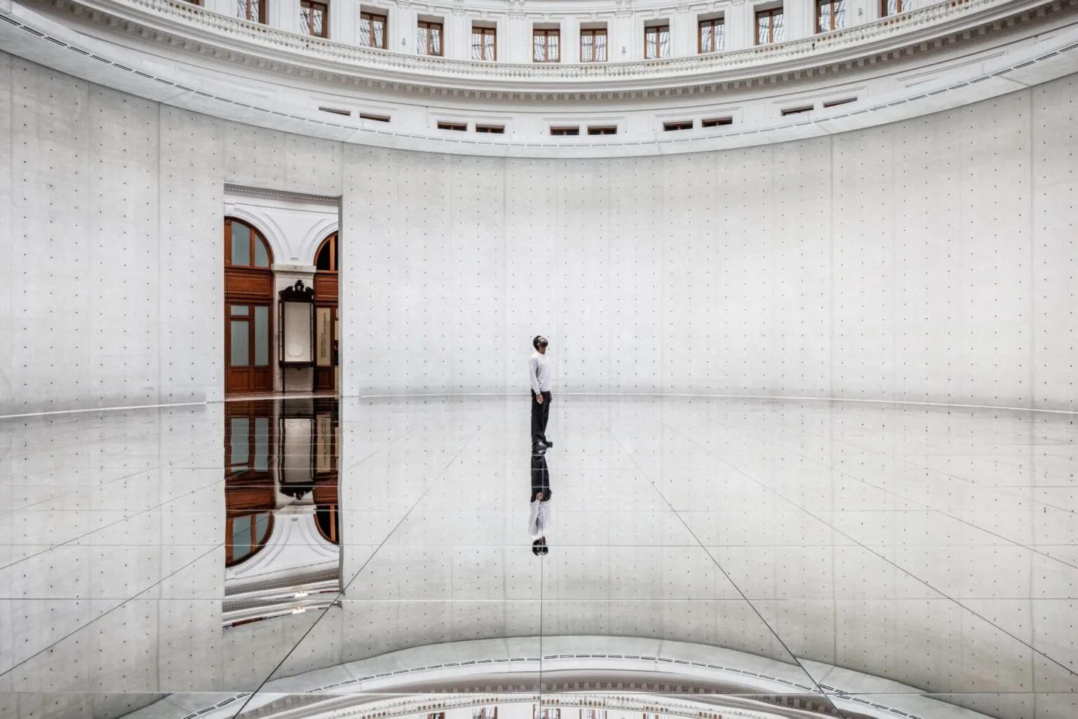 Veduta dell'installazione To Breathe — Constellation dell'artista coreana Kimsooja all'interno della mostra "Le monde comme il va", con il grande specchio che ricopre il pavimento