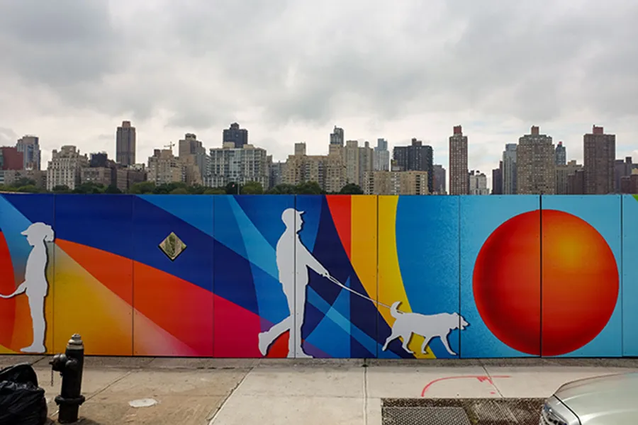 recinzione di cantiere a New York abbellita con opera di artista locale, dettaglio silhouette uomo che porta a passeggio il cane su fondo colorato