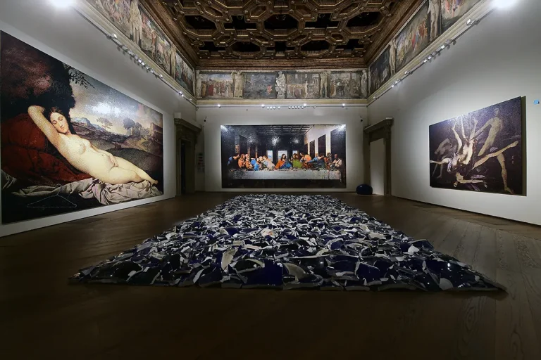 Sala della mostra "Ai Weiwei. Who am I?" in cui sno esposte alcune opere realizzate con i mattoncini LEGO® e Left Right Studio Material realizzata con frammenti di opere in porcellana provenienti dalla distruzione nel 2018 dello studio Left/Right di Ai Weiwei a Pechino