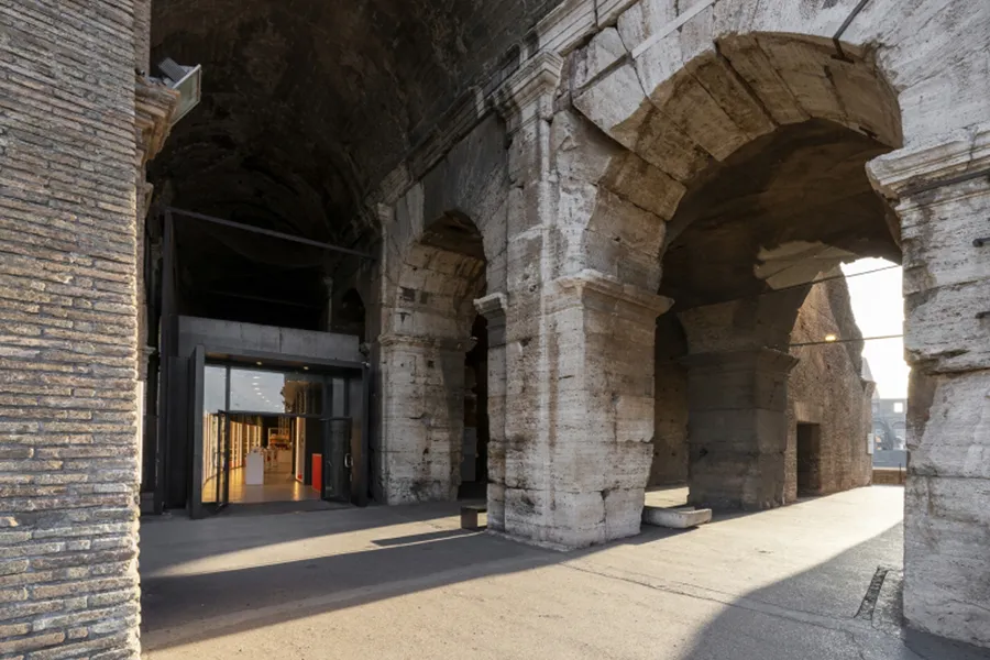 esterno di uno dei bookshop Electa al Colosseo