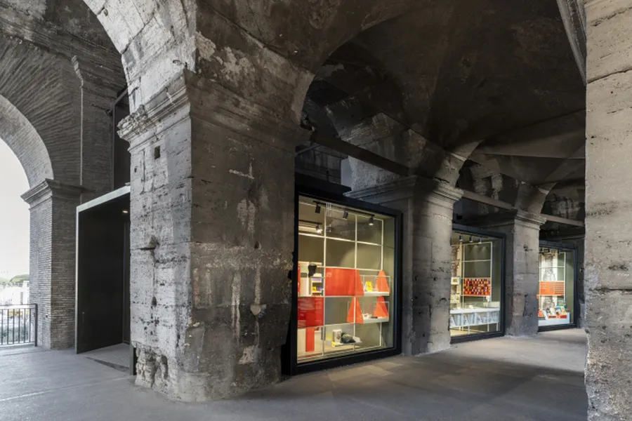 vetrine di uno dei bookshop Electa al Colosseo