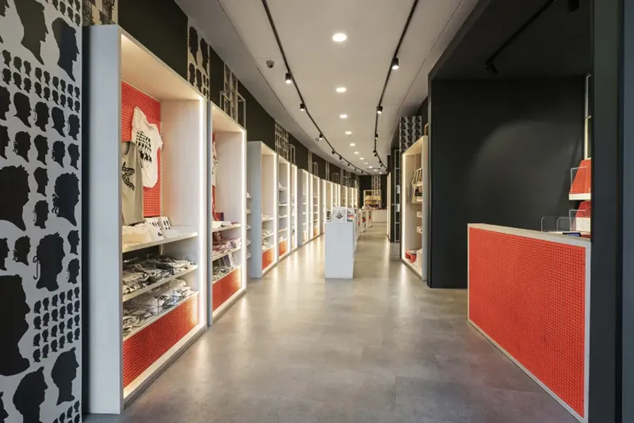 interno di uno dei bookshop Electa al Colosseo