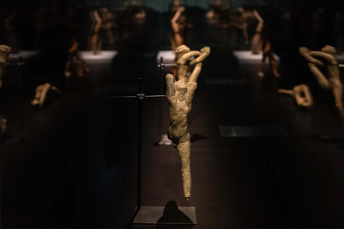 particolare di una delle quindici statuette in terracotta di Rodin che raffigurano un passo di danza