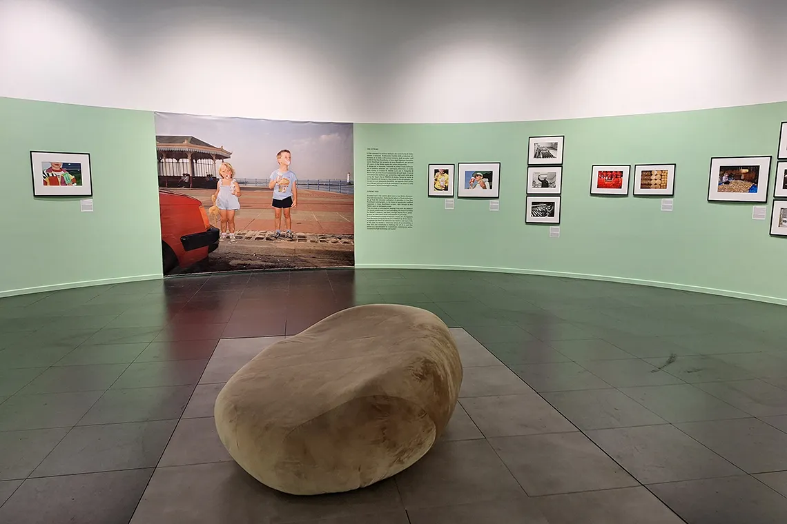 Veduta della sezione "Cibo estremo" con al centro una foto di Martin Parr scattata a Brighton con due bambini che mangiano un gelato