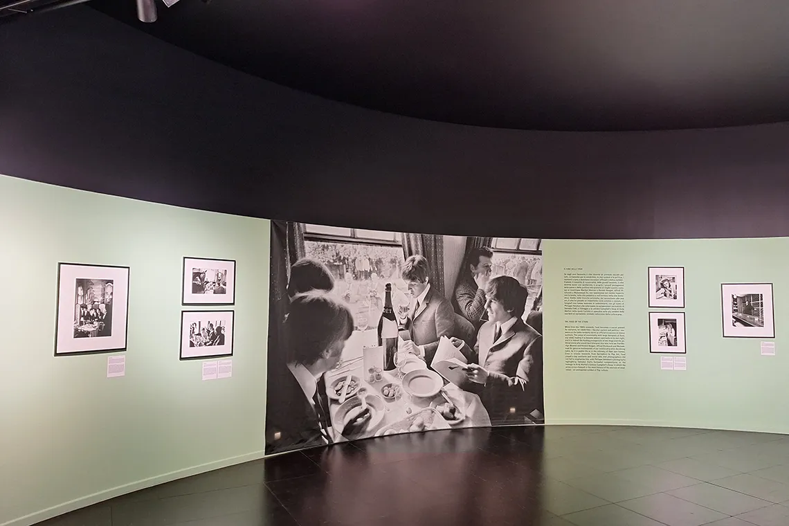 Veduta della sezione "Il cibo delle star" con al centro una foto dei Beatles in un vagone ristorante del treno