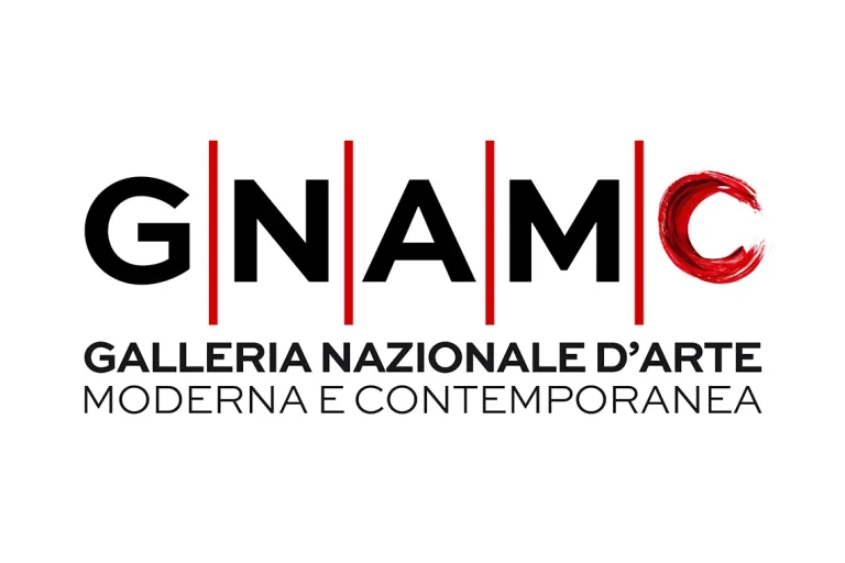 Il nuovo logo della Galleria Nazionale d'Arte Moderna e Contemporanea di Roma in cui le singole lettere dell'acronimo sono separate da linee che riprendono il motivo delle colonne della facciata dell'edificio e e la "C" di contemporaneo è rossa e pittorica