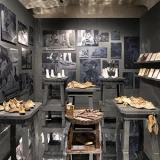 sala della mostra dedicata a Salvatore Ferragamo in cui sono esposte le forme in legno che riproducono le fattezze dei piedi delle clienti