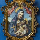 Francesco Vezzoli Portrait of Paulina Porizkova as a Renaissance Madonna with Holy Child crying Salvador Dalì's jewels (After Lorenzo Lotto), 2011 Stampa inkjet su tela, ricamo metallico e in cotone, stoffa, bigiotteria, acquarello, cornice d’artista Inkjet print on canvas, metallic and cotton embroidery, fabric, custom jewelry, watercolour 115 x 80 cm Courtesy the artist and APALAZZOGALLERY